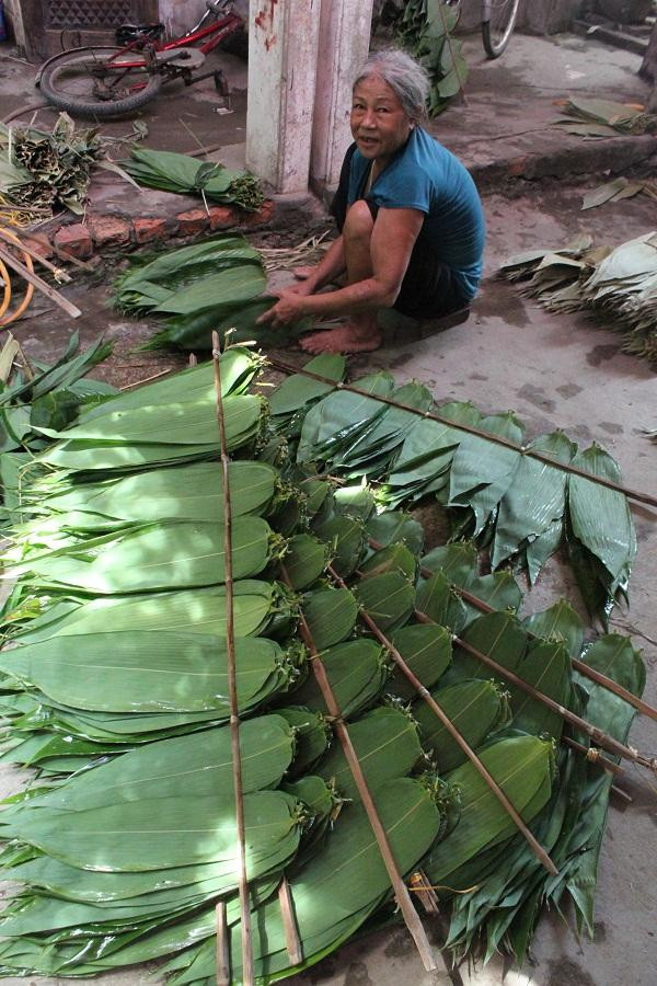 Lá tre này là tre Bát Độ (hay còn gọi là bương). Khác với lá tre thường, tre Bát Độ có những chiếc lá to bản. Ảnh: Dân Việt.