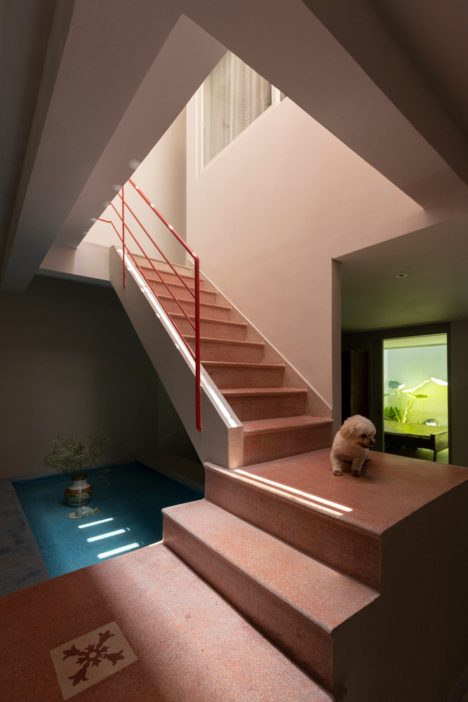 Dựa trên hệ thống kết cấu cũ, kiến trúc sư đề xuất mở 3 vị trí giếng trời để đảm bảo thông gió thẳng đứng tốt nhất, đồng thời tạo không gian đệm trước nhà, phối hợp với cây xanh để ngăn bức xạ nhiệt trực tiếp vào công trình.