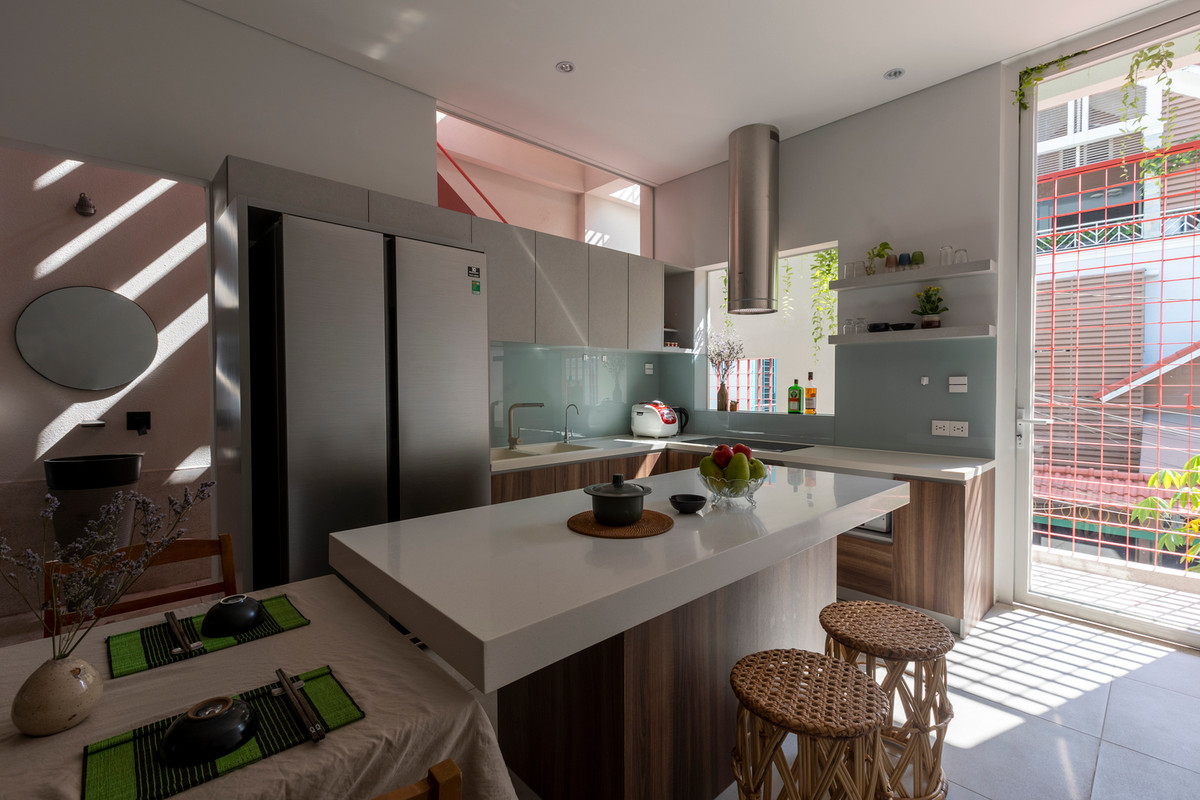 Dựa trên kết cấu cũ nên các không gian phục vụ được bố trí nép sang một bên, đảm bảo nhu cầu sinh hoạt của các thành viên trong gia đình và cũng không làm ảnh hưởng đến các không gian chính.