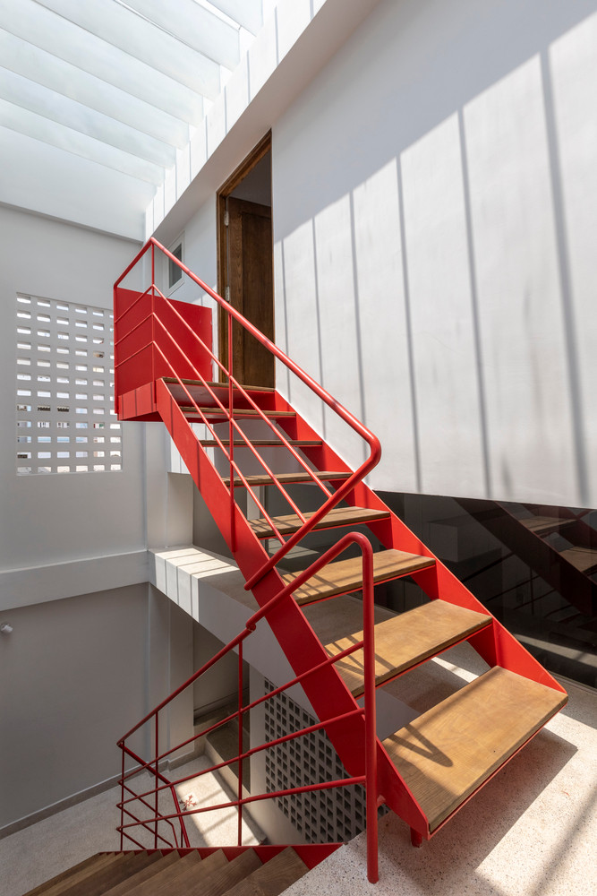 Màu đỏ của cầu thang gạch nung đỏ ở tầng trệt được giữ nguyên vẹn trong quá trình sửa chữa. Nguồn ảnh: Archdaily