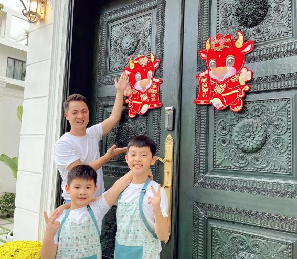 Năm nay là năm đầu tiên vợ chồng Đăng Khôi cùng gia đình nội ngoại đón Tết ở căn biệt thự mới trị giá 2 triệu USD ở Phú Mỹ Hưng, quận 7 (TP HCM).