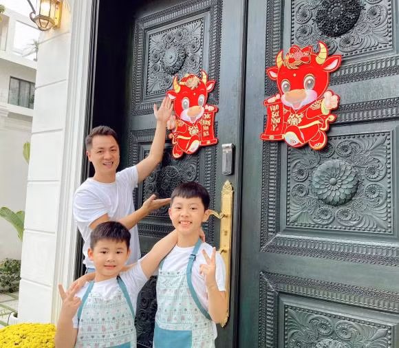 Năm nay là năm đầu tiên vợ chồng Đăng Khôi cùng gia đình nội ngoại đón Tết ở căn biệt thự mới trị giá 2 triệu USD ở Phú Mỹ Hưng, quận 7 (TP HCM).