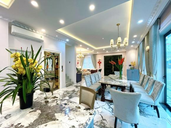 Bàn ăn rộng rãi được sắp xếp gọn gàng.