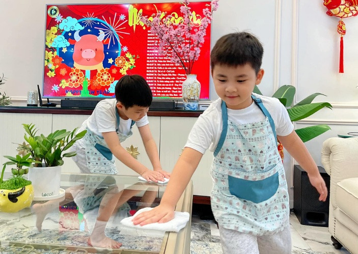 Hai con trai cũng phụ giúp bố mẹ dọn dẹp, trang trí nhà.