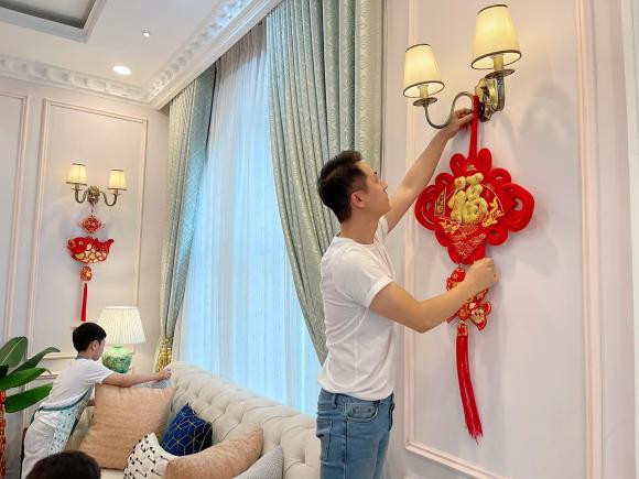 Đăng Khôi treo chữ và hình những chú trâu năm Tân Sửu trong phòng khách, cửa ra vào.