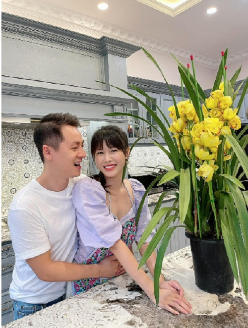 Hoa được bày ở mọi góc.