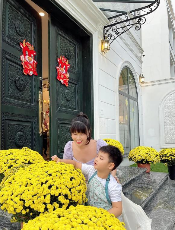 Đăng Khôi và bà xã Thủy Anh mua những chậu hoa cúc vàng để trước cửa ra vào, giúp căn nhà thêm không khí Tết từ bên ngoài.