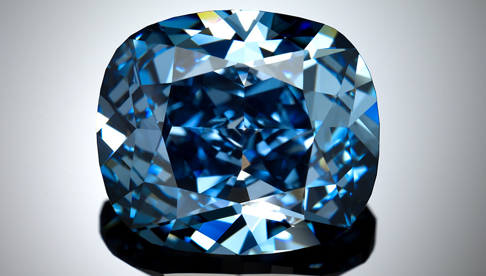 Sau khi mua viên "Blue Moon" (Mặt trăng xanh) 12,03 carat, chủ nhân của nó đã lập tức đổi tên thành "Blue Moon of Josephine" (Mặt trăng xanh của Josephine) theo tên cô con gái cưng 7 tuổi.