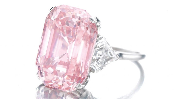 Graff Pink 24,78 carat được GIA xếp vào loại quý hiếm. The Graff Pink mang vẻ đẹp ngoạn mục cực kỳ hoàn hảo với khối chữ nhật đứng. Năm 2010, nó được bán đấu giá thành công với 46,2 triệu USD