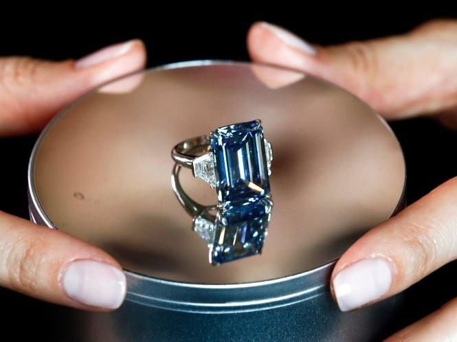 Viên kim cương xanh 14,62 cara có tên "Oppenheimer Blue" đã lập kỷ lục khi nó được bán với giá 57,6 triệu USD vào năm 2016.
