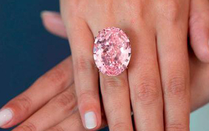 Viên kim cương hồng được chế tác từ viên kim cương thô do nhóm De Beers khai thác vào năm 1999, sau một quá trình kéo dài hơn 20 tháng.