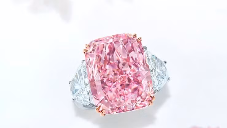 Mới đây, một đại gia châu Á đã mạnh tay chi tới 29,3 triệu USD (675,6 tỷ đồng) để sở hữu viên kim cương hồng "độc nhất vô nhị" mang tên "The Sakura".