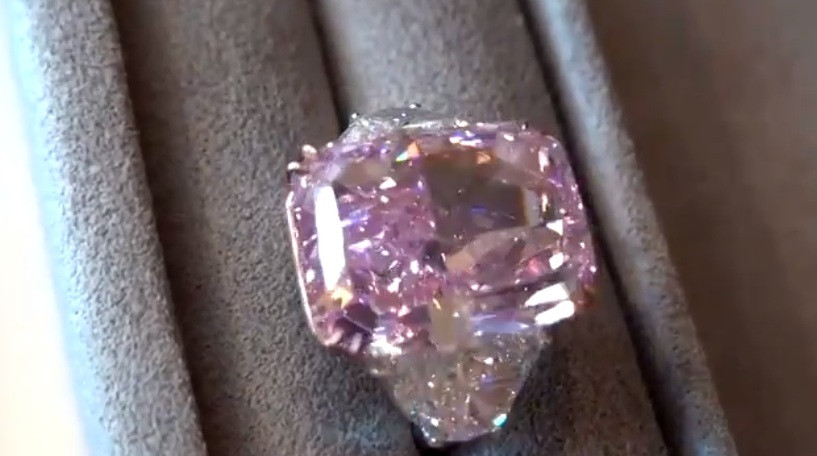 Kim cương hồng là loại cực kỳ quý hiếm, vì thế giá bán của nó cũng đắt đỏ hơn.