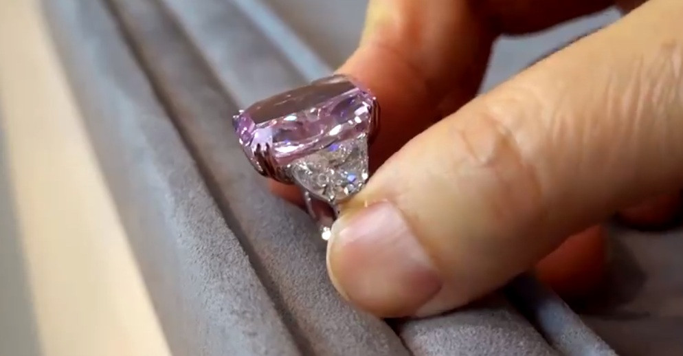 “The Sakura” đã được bán đấu giá cùng với “The Sweet Heart”, một chiếc nhẫn kim cương hồng hình trái tim sống động lạ mắt nặng 4,2 carat (giá 6,6 triệu USD).