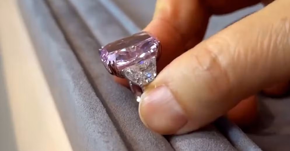 “The Sakura” đã được bán đấu giá cùng với “The Sweet Heart”, một chiếc nhẫn kim cương hồng hình trái tim sống động lạ mắt nặng 4,2 carat (giá 6,6 triệu USD).