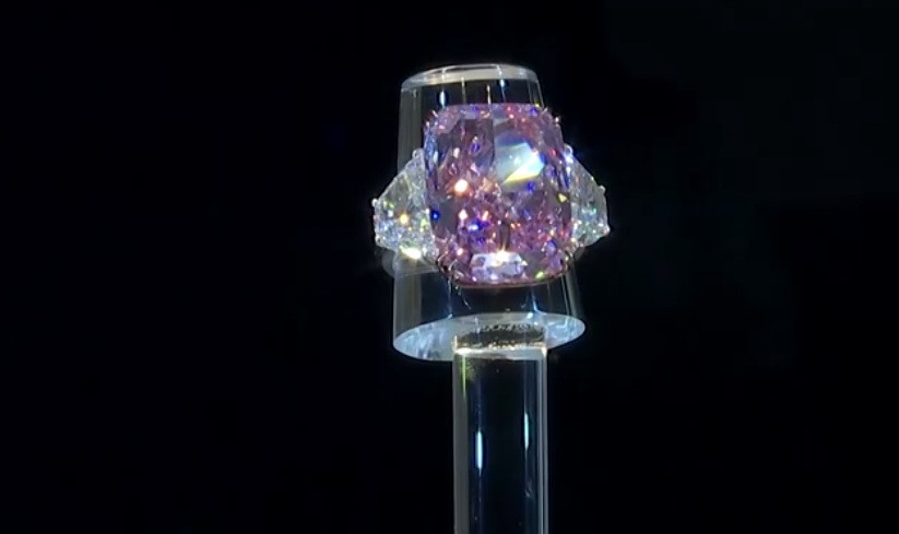Trên thế giới, chỉ 1% kim cương hồng được cho là lớn hơn 10 carat và chỉ 4% được xếp loại “sống động lạ mắt”.