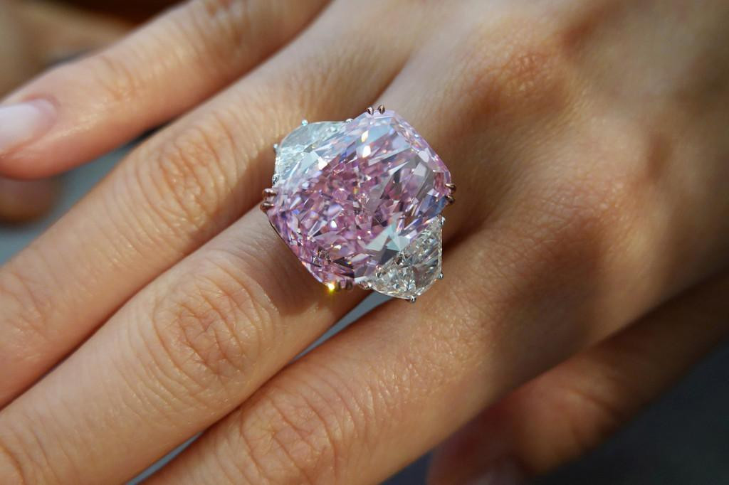 Nhà đấu giá Christie's mô tả, viên kim cương hồng 15,81 carat đạt độ"hoàn mỹ từ bên trong" và "sống động lạ mắt".