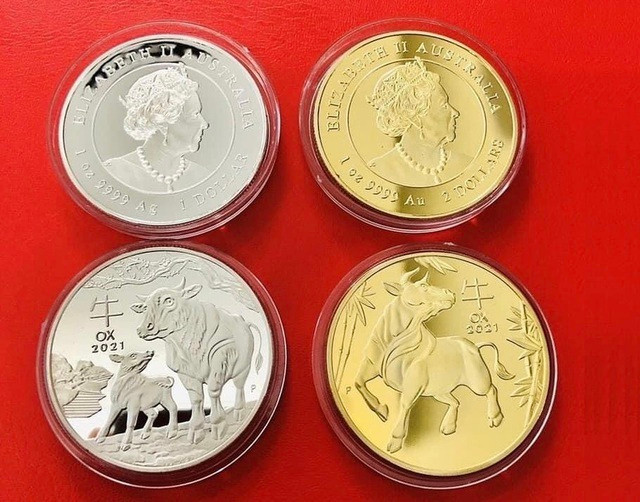 Bên cạnh tiền giấy, các mặt hàng tiền xu cũng không kém phần đa dạng với cặp xu hình con trâu được mạ vàng với thiết kế bắt mắt và giá cả hợp lý. Ảnh: Vietnamnet.