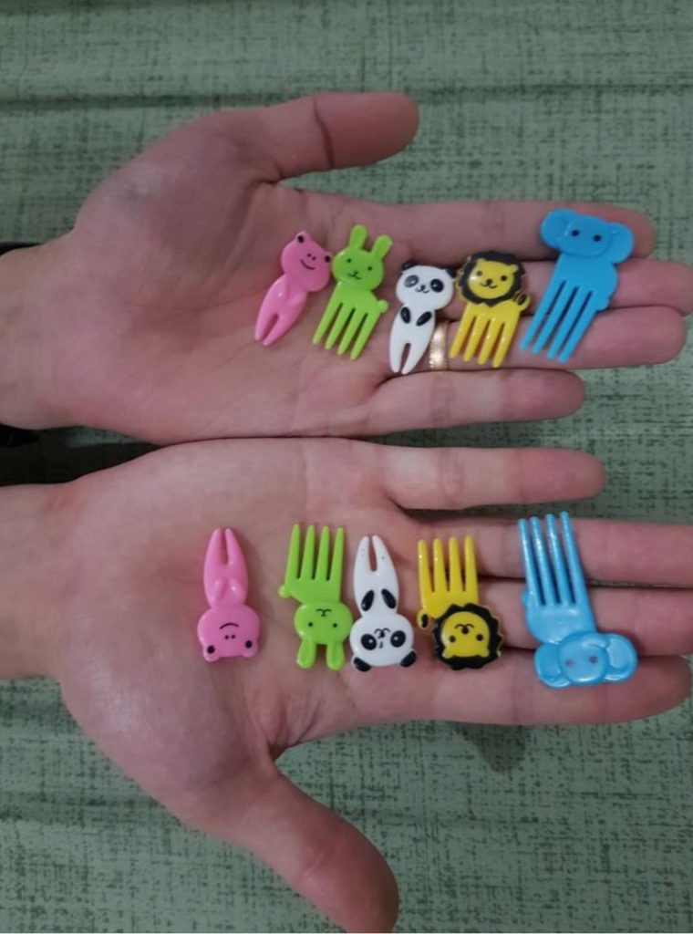 Đặt dĩa ăn hoa quả và cái kết.