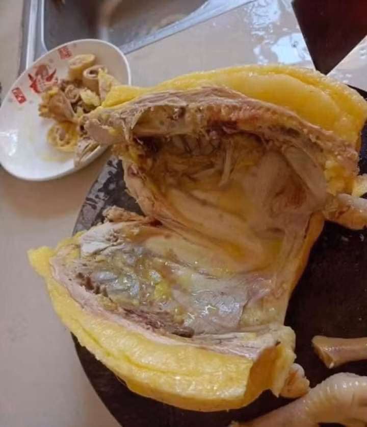 Mới đây, một con gà ủ muối được cho là sản phẩm săn sale giá 1.000 đồng trên một sàn thương mại điện tử khiến nhiều người phát hãi với lớp mỡ dài cộm.