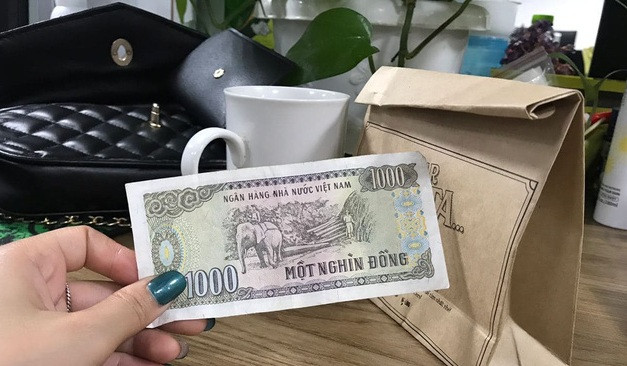 Một cô gái săn sale 1.000 đồng thành công, háo hức chờ đợi món hàng được giao đến tay mình. Nhưng khi nhận được chỉ là chiếc hộp nhẹ tênh vì đựng mỗi tờ 1.000 đồng kèm theo mẩu giấy nhắn từ shop.