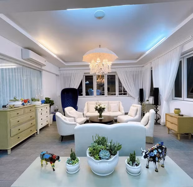  Căn nhà của Lý Nhã Kỳ thiết kế nhiều cửa sổ lấy ánh sáng.