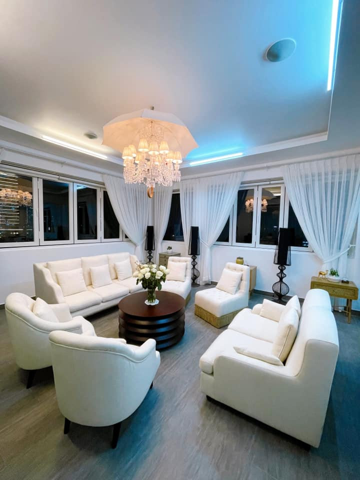 Biệt thự của Lý Nhã Kỳ có diện tích siêu rộng và được gia chủ đặt rất nhiều bàn ghế để làm nơi tụ tập bạn bè.