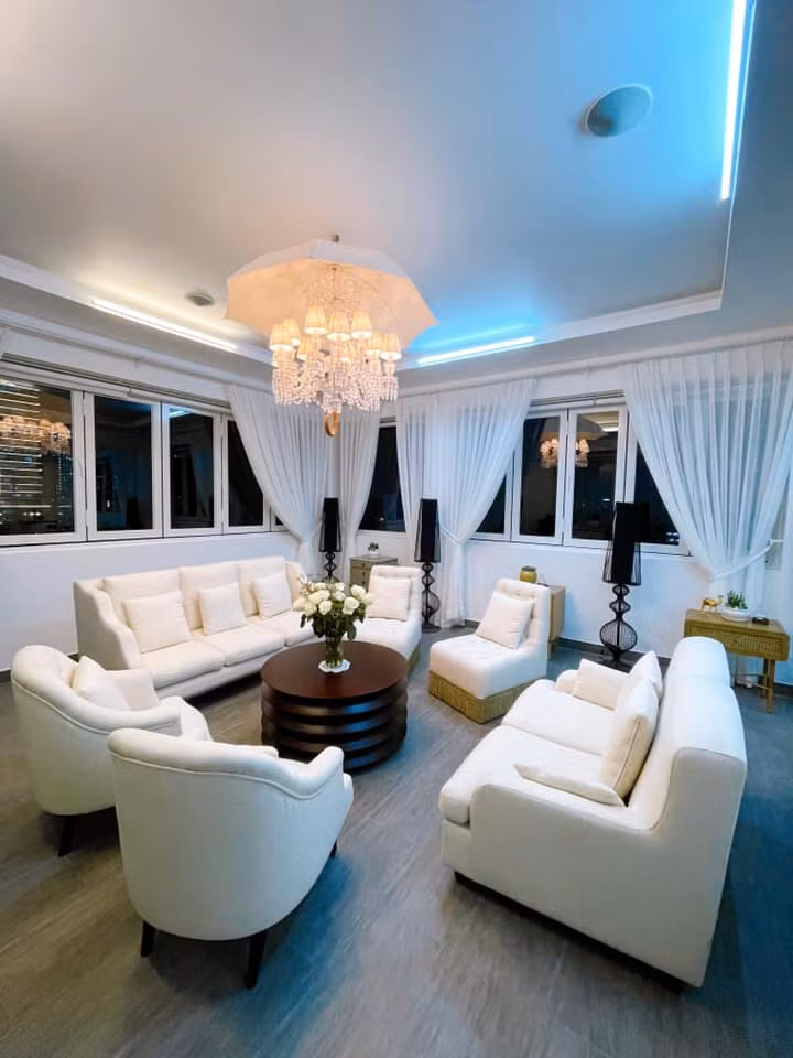 Biệt thự của Lý Nhã Kỳ có diện tích siêu rộng và được gia chủ đặt rất nhiều bàn ghế để làm nơi tụ tập bạn bè.