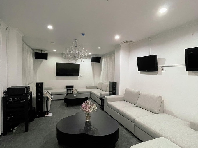 Nhà còn có riêng phòng karaoke và xem phim.