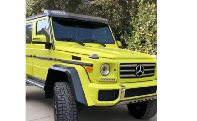 Chiếc xe Mercedes có giá 200.000 USD này (4,59 tỷ đồng) cũng là món quà tỷ phú Kanye tặng bà xã.
