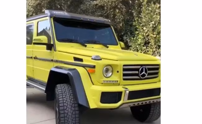 Chiếc xe Mercedes có giá 200.000 USD này (4,59 tỷ đồng) cũng là món quà tỷ phú Kanye tặng bà xã.