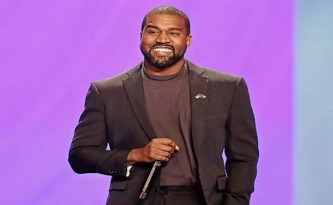 West năm nay 44 tuổi. Theo xếp hạng của Forbes, anh là người nổi tiếng có thu nhập cao nhì thế giới năm 2020 với 170 triệu USD. Phần lớn tài sản của West đến từ thương hiệu giày thể thao Yeezy. Cổ phần của anh tại công ty này có giá 1,26 tỷ USD.