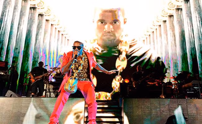 Truyền thông Mỹ đưa tin, Kanye còn tậu vài chiếc thùng rác của thương hiệu danh giá Louis Vuitton. Năm 2019, Kim Kardashian - vợ của Kanye West đã tiết lộ nội thất bên trong căn nhà của 2 vợ chồng, trong đó nổi bật nhất phải kể đến chiếc bồn rửa tay được thiết kế đậm chất nghệ thuật.