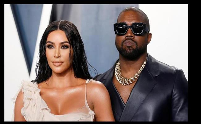 Giàu có nên Kanye cũng thường xuyên chi mạnh để lấy lòng vợ. Kim được chồng tặng đến 2 chiếc nhẫn đính hôn trị giá 7 triệu USD (160 tỷ đồng), một chiếc choker Lorraine Schwartz trị giá 1 triệu USD (22,9 tỷ đồng) và rất nhiều túi xách, xe hơi, trang sức đắt tiền.