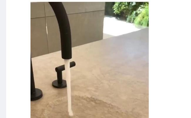 Bồn rửa tay này không có chậu bên dưới mà chỉ có một lỗ hổng bé bằng ngón tay.