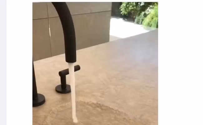 Bồn rửa tay này không có chậu bên dưới mà chỉ có một lỗ hổng bé bằng ngón tay.