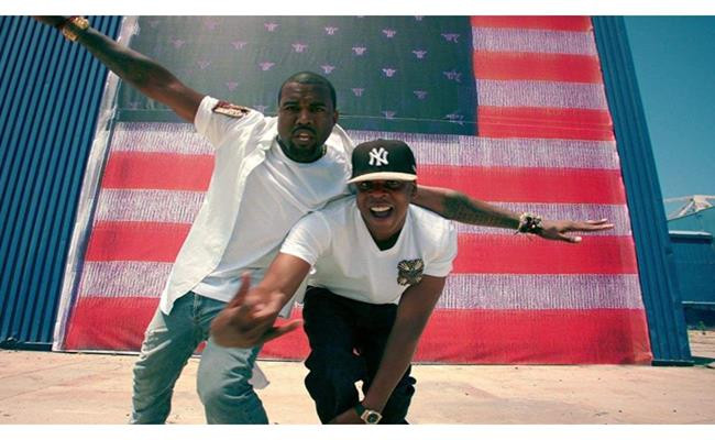 Nhân dịp Ngày của Cha, Kanye đã tặng người bạn thân Jay-Z một chiếc đầu lâu nạm vàng. Ngoài chất liệu vàng nổi tiếng đắt đỏ, tác phẩm nghệ thuật này còn được bao phủ bởi hơn 1.000 viên đá quý topaz đỏ.