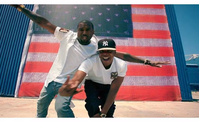 Nhân dịp Ngày của Cha, Kanye đã tặng người bạn thân Jay-Z một chiếc đầu lâu nạm vàng. Ngoài chất liệu vàng nổi tiếng đắt đỏ, tác phẩm nghệ thuật này còn được bao phủ bởi hơn 1.000 viên đá quý topaz đỏ.