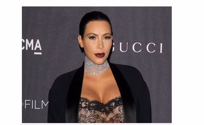 Ấn tượng hơn cả, Kanye còn mua lại 10 chi nhánh Burger King để tặng vợ. Ngoài ra, ông chồng chiều vợ này còn tặng Kim cổ phần của hàng loạt thương hiệu "khủng" như Disney, Apple, Amazon, Adidas và Netflix.