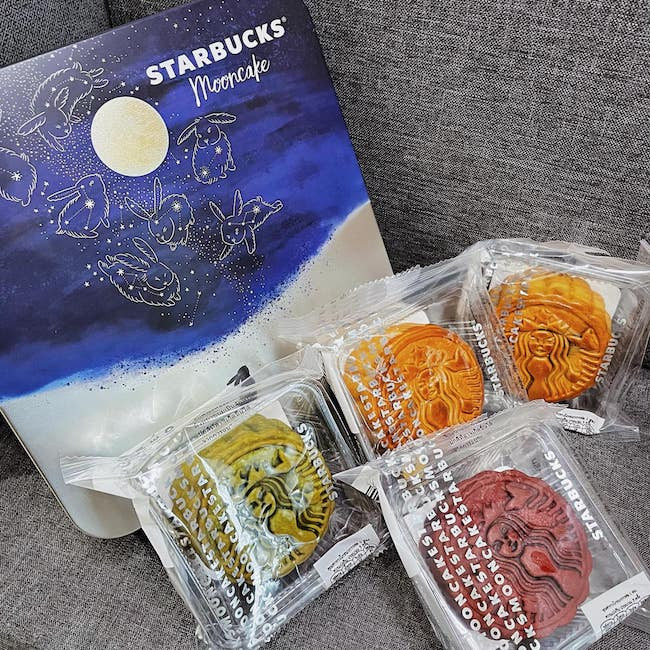 Có hai mẫu hộp 4 vị và 2 vị. Hộp 4 vị (Trà xanh, Quả mọng, Cà phê Starbucks - 1 trứng, Sầu riêng Monthong - 1 trứng) giá 610.000 đồng và hộp 2 vị (Trà xanh, Cà phê Starbucks - 1 trứng) giá 310.000 đồng. Ảnh: Checkinvietnam