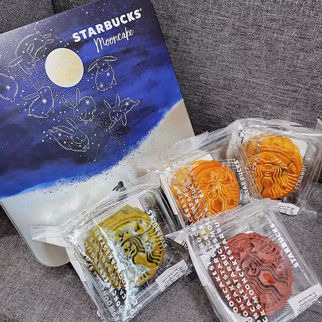 Có hai mẫu hộp 4 vị và 2 vị. Hộp 4 vị (Trà xanh, Quả mọng, Cà phê Starbucks - 1 trứng, Sầu riêng Monthong - 1 trứng) giá 610.000 đồng và hộp 2 vị (Trà xanh, Cà phê Starbucks - 1 trứng) giá 310.000 đồng. Ảnh: Checkinvietnam