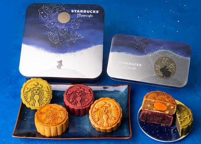 Hộp bánh được thiết kế đẹp mắt với tone màu xanh dương chủ đạo với 4 loại nhân bánh độc đáo như: trà xanh, quả mọng, cà phê Starbucks, sầu riêng Monthong. Ảnh: Checkinvietnam