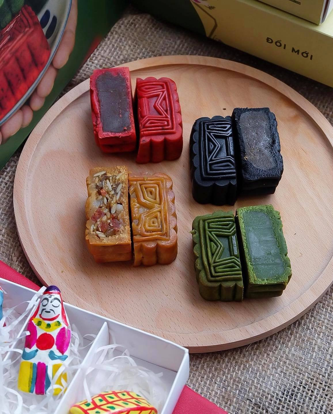 Bánh Trung Thu của Cộng Cà Phê có các lựa chọn hộp quà: hộp 4 bánh có giá 400.000 đồng và hộp 2 bánh: Truyền thống (Cà phê bạc xỉu, Thập cẩm) hoặc Đổi mới (Hồng trà, Hạt sen chè xanh) có giá 200.000 đồng. Ảnh: Minh Trí