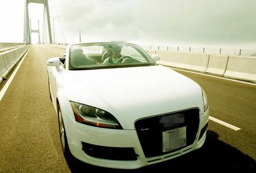 Năm 2009, Lý Hải gây chú ý khi mạnh tay chi 130.000 USD (khoảng 2,5 tỷ thời điểm đó) mua xe Audi TT mui trần 2 chỗ màu trắng. Dù rằng trước đó anh đã sở hữu một chiếc Innova 7 chỗ và một chiếc Camry 4 chỗ. Ảnh: Vietnamnet