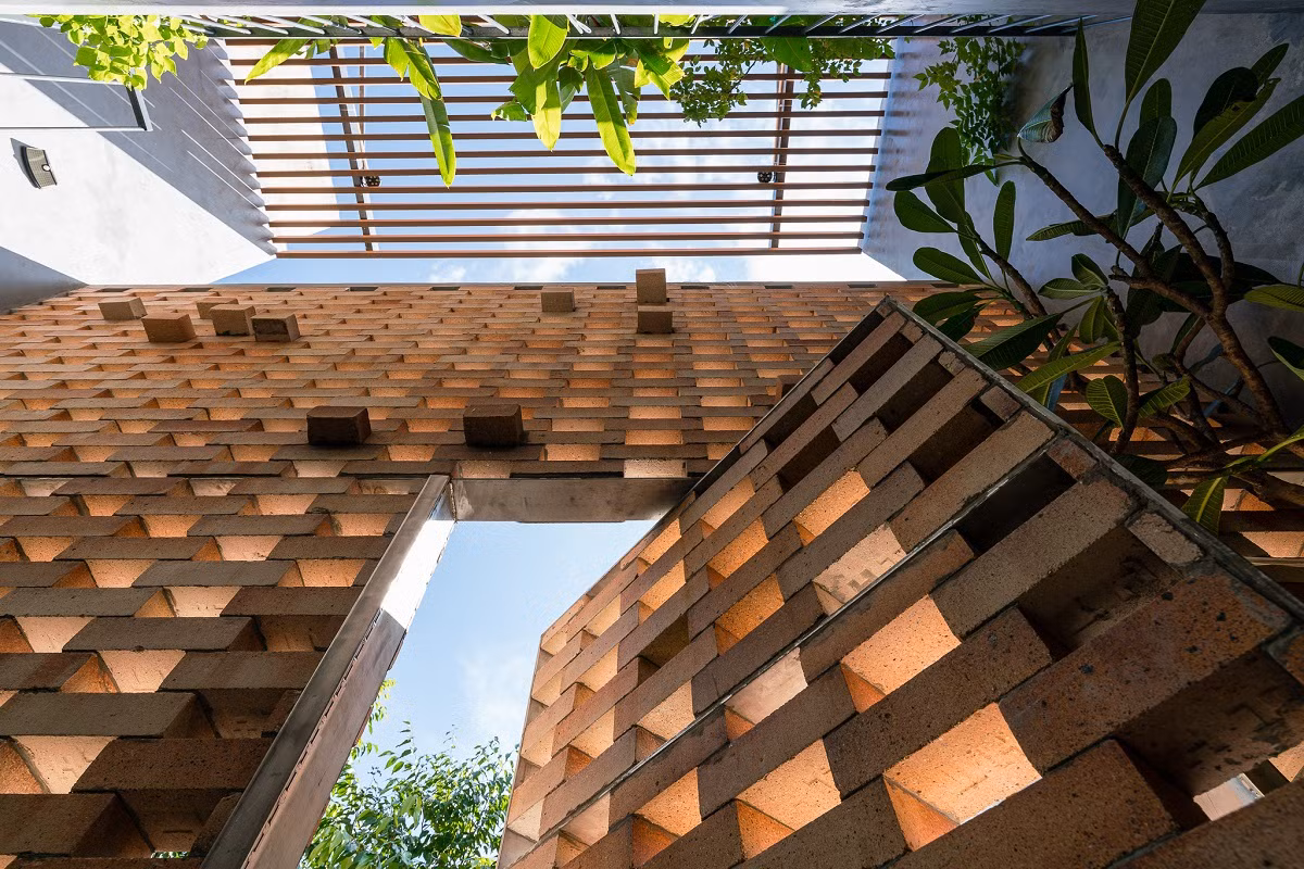 Mái là hệ lam gỗ cho dàn dây keo và mái pin năng lượng mặt trời.