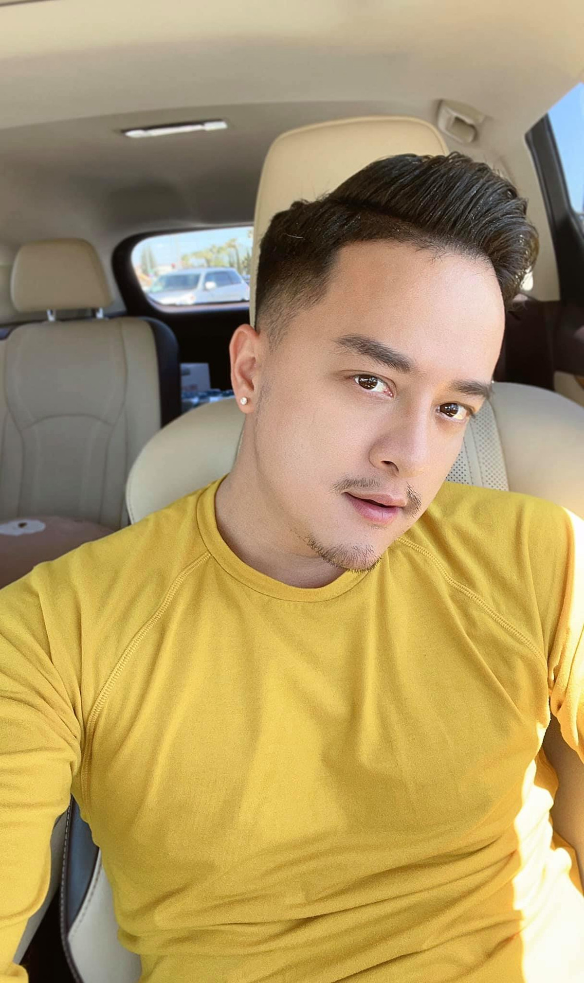 Trong lúc ồn ào giữa Nathan Lee và Ngọc Trinh chưa có dấu hiệu hạ nhiệt thì mới đây, Cao Thái Sơn đã có chia sẻ nhằm bênh vực Ngọc Trinh và nhắn nhủ ai kia không nên quá soi mói cuộc sống người khác sau đêm đại chiến siêu xe. Ảnh: FBNV