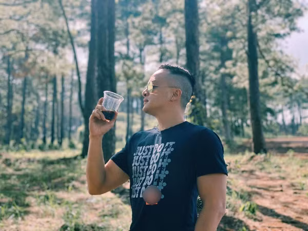 Nam ca sĩ từ chối tiết lộ chi phí đầu tư cụ thể mà chỉ bật mí là mảnh đất anh mua có diện tích khoảng 800m2 vuông và nơi này chỉ có 4 lô trên đỉnh đồi. Ảnh: FBNV