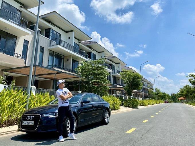 Tháng 9/ 2020, Cao Thái Sơn tậu thêm biệt thự ven hồ tại Nhà Bè - TPHCM. Được biết, khu vực nam ca sĩ đang ở có giá dao động từ 25 - 40 tỉ đồng. Ảnh: Lao động