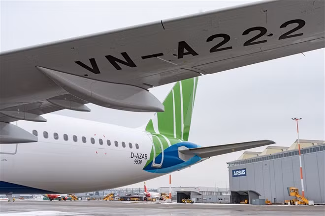Airbus A321NEO ACF là máy bay thân hẹp đầu tiên gia nhập đội bay của Bamboo Airways trong năm 2021, tiếp nối máy bay phản lực tân tiếp Embraer vừa về khoác màu thương hiệu Bamboo Airways trong tháng 1/2021. Ảnh: VTCNews.