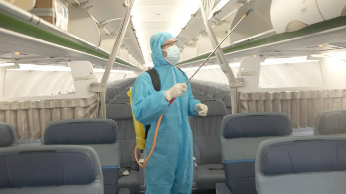 Sau khi hạ cánh tại sân bay Nội Bài, chiếc A321NEO ACF được tiến hành khử trùng theo đúng quy định và hướng dẫn của các cơ quan chức năng. Ảnh: Báo giao thông.